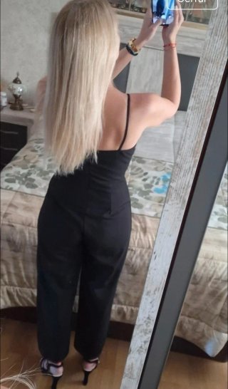 Mono negro con aberturas
