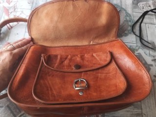 Bolso de cuero marrón, en muy buen estado.