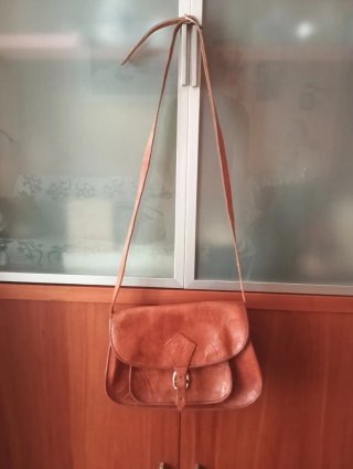 Bolso de cuero marrón, en muy buen estado.