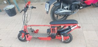 Patinete de gasolina rojo