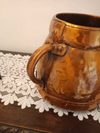 Antiguo caldero de cobre con asas
