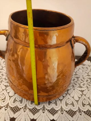 Antiguo caldero de cobre con asas