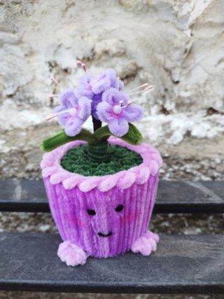 Maceta decorativa con flores