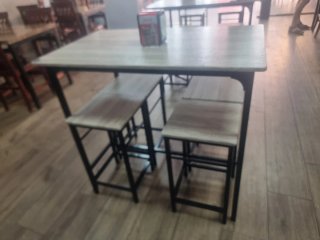 Mesa y 2 taburetes