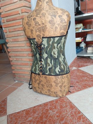 Busto cartón piedra con corsé camuflaje