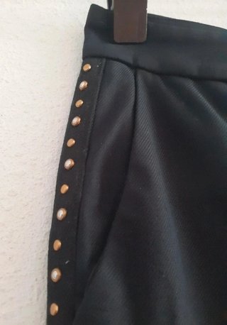 Elegante pantalón negro con detalle laterales