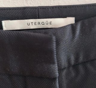 Elegante pantalón negro con detalle laterales