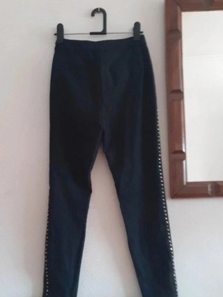 Elegante pantalón negro con detalle laterales
