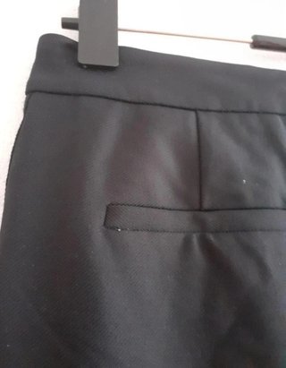Elegante pantalón negro con detalle laterales