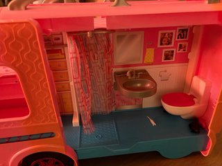 Caravana Barbie Dream Camper con piscina