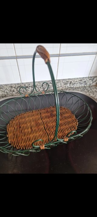 Cesta decorativa metal y mimbre