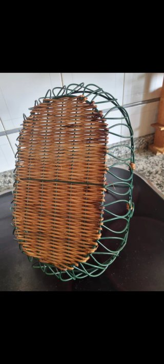 Cesta decorativa metal y mimbre