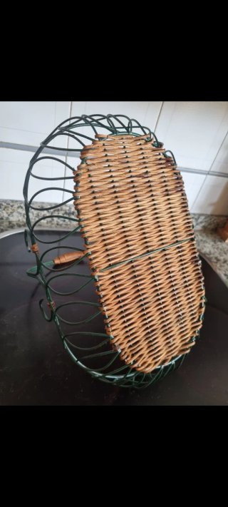 Cesta decorativa metal y mimbre