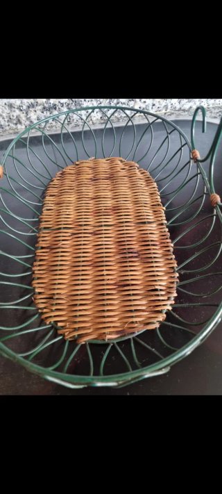 Cesta decorativa metal y mimbre