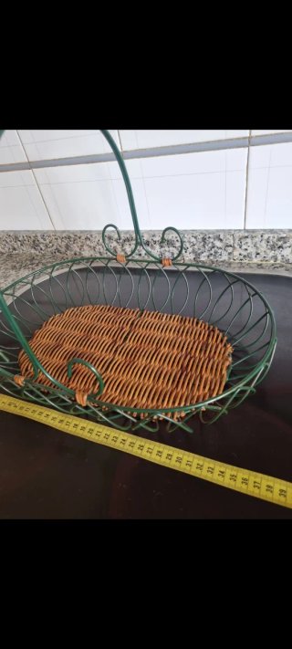 Cesta decorativa metal y mimbre