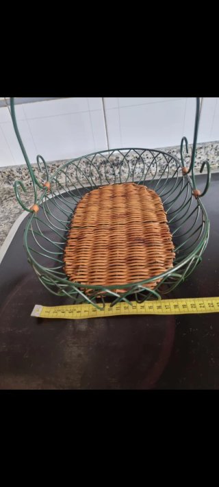 Cesta decorativa metal y mimbre