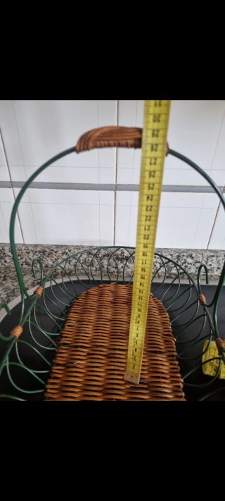 Cesta decorativa metal y mimbre