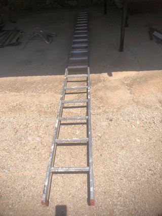 Escalera extensible y separador pared