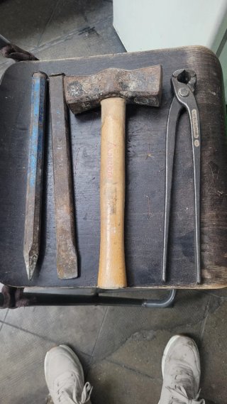 Martillo, puntero y escarpas