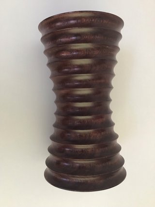 Jarrón de madera decorativo
