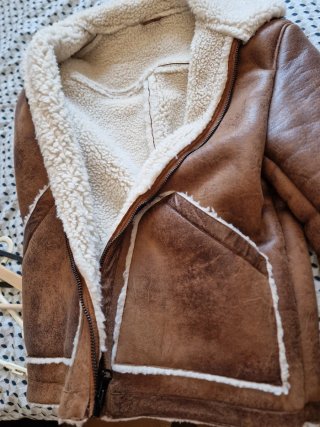 Cazadora Pull&Bear efecto piel forrada.