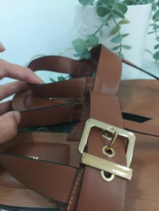 Sandalias Zara Marrones con Hebilla Dorada