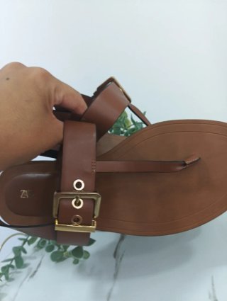 Sandalias Zara Marrones con Hebilla Dorada
