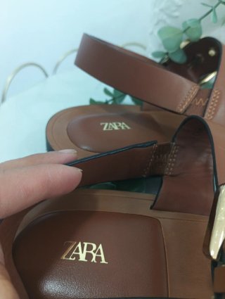 Sandalias Zara Marrones con Hebilla Dorada
