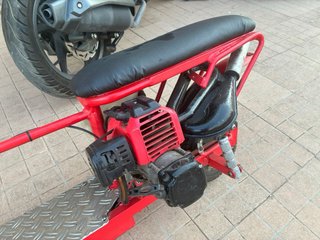 Patinete de gasolina rojo