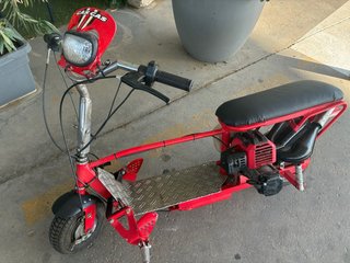 Patinete de gasolina rojo