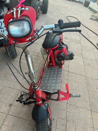 Patinete de gasolina rojo