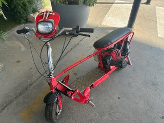 Patinete de gasolina rojo