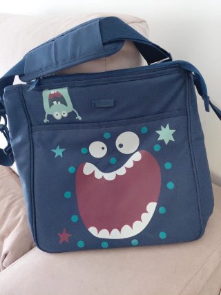 Bolso azul con diseño de monstruo