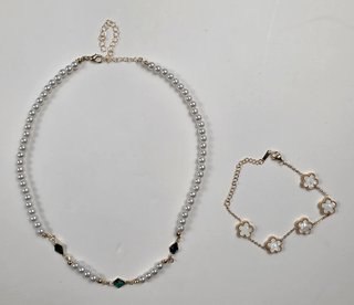 Conjunto 2 pulseras perlas y tréboles