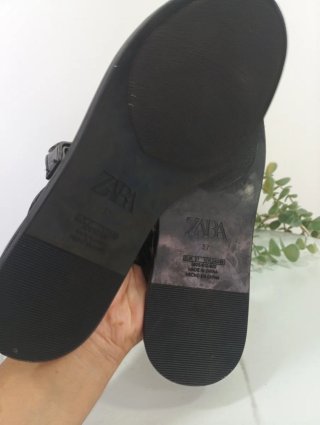 Sandalias Zara Negras con Detalle Dorado