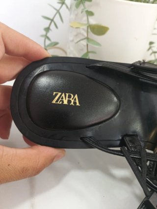 Sandalias Zara Negras con Detalle Dorado