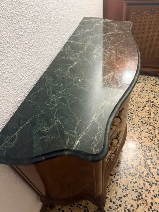Cómoda de madera con tapa de mármol