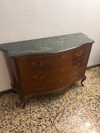 Cómoda de madera con tapa de mármol