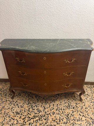Cómoda de madera con tapa de mármol