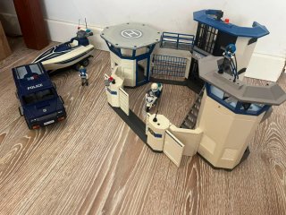 Comisaría Playmobil con figuras