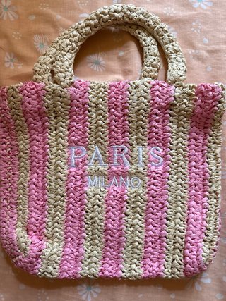 Bolso de rafia rosa y beige para ir a la playa