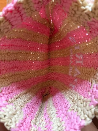 Bolso de rafia rosa y beige para ir a la playa