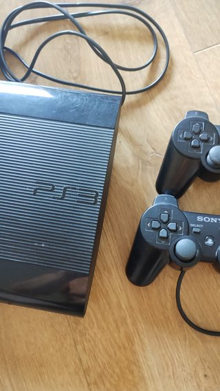 PS3 Super Slim 600 Gb + 2 mandos + juegos
