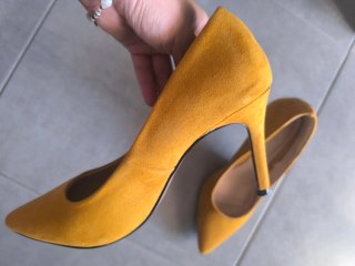Zapatos de tacón amarillos