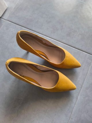 Zapatos de tacón amarillos