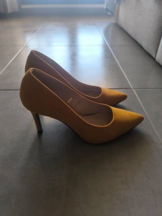 Zapatos de tacón amarillos