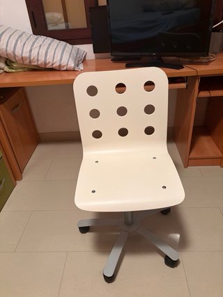 Mesa de cristal con diseño de palabras