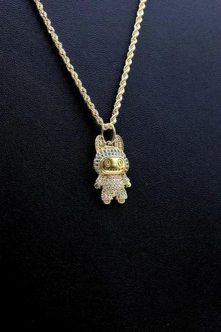 Collar de oro con dije de figura