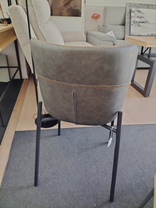 Silla de comedor gris con detalles