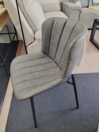 Silla de comedor gris con detalles